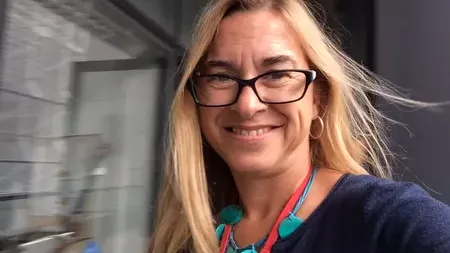Portrait de Claire Horry, comédienne sourde et présidente d’International Visual Theatre
