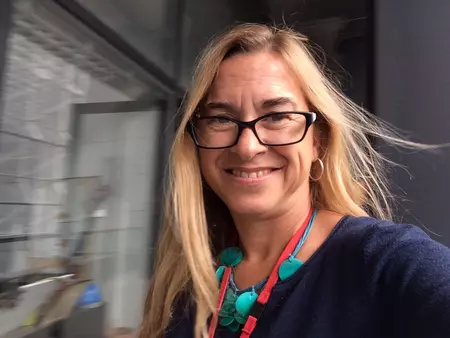 Portrait de Claire Horry, comédienne sourde et présidente d’International Visual Theatre