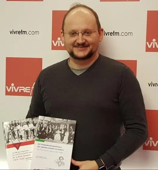 Yann Cantin présentant deux de ses ouvrages sur l’histoire des Sourds.